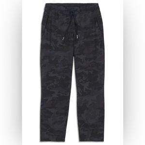 LULULEMON EUC on the fly black camo pants